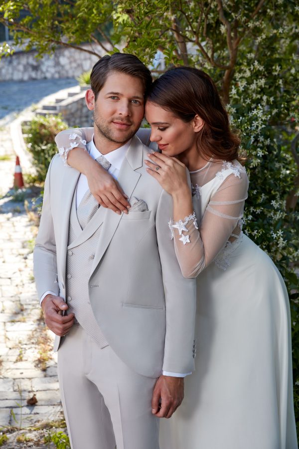 Grauer Hochzeitsanzug für den Bräutigam