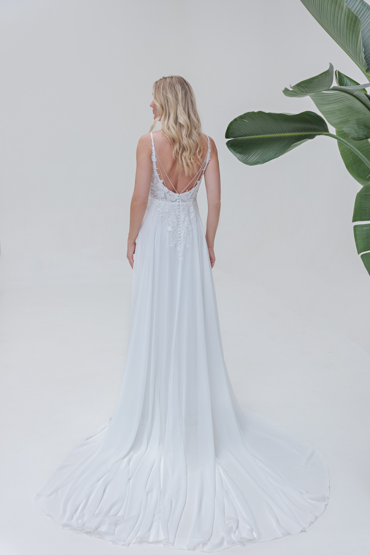 Braut in einem eleganten Kleid aus der Carro Kollektion